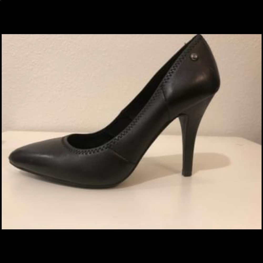 Vera Wang Black Pumps